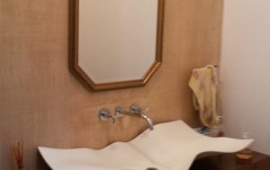 Como instalar espelhos em banheiros