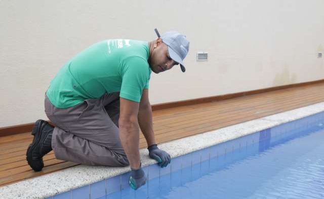 Como limpar piscina verde