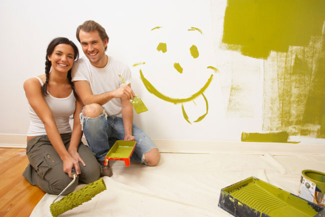 casal pintando parede