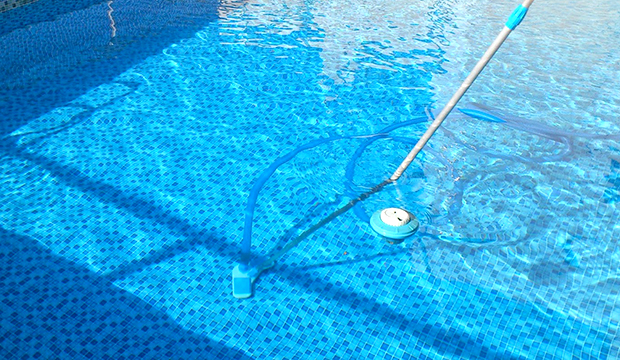 Fazer a limpeza da piscina de forma adequada