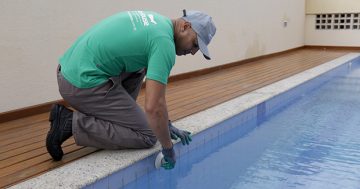 Como fazer a limpeza de piscinas