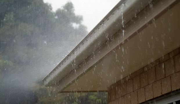 Limpeza de calhas evita bloqueio da água da chuva