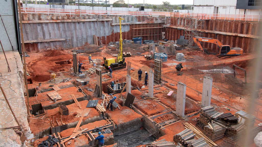 Profissionais da construção civil trabalhando em um canteiro de obras.