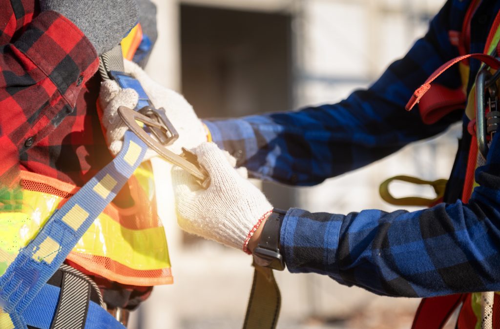 Trabalhador usando EPI em canteiro de obras seguro
